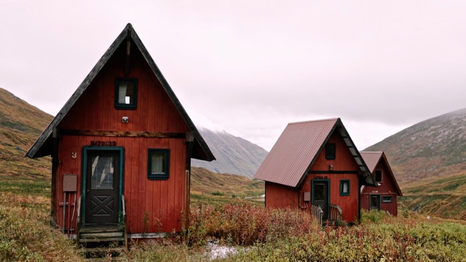 red cabins in hatcher pass