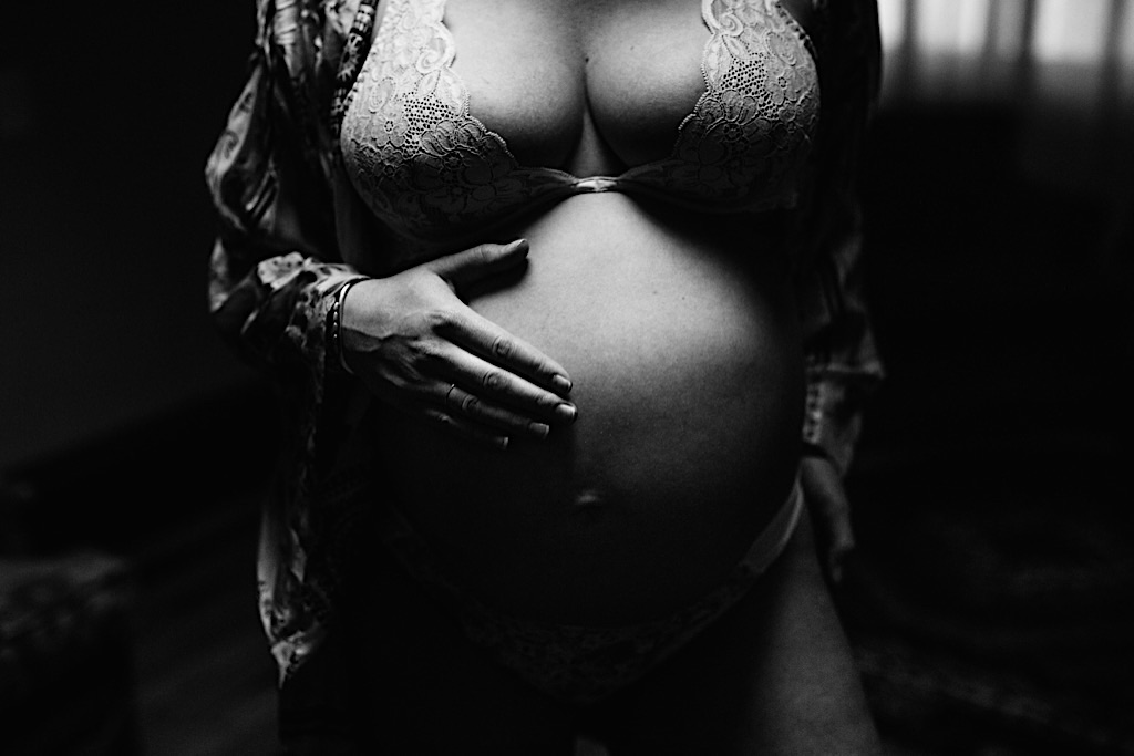maternity photo hand on belly