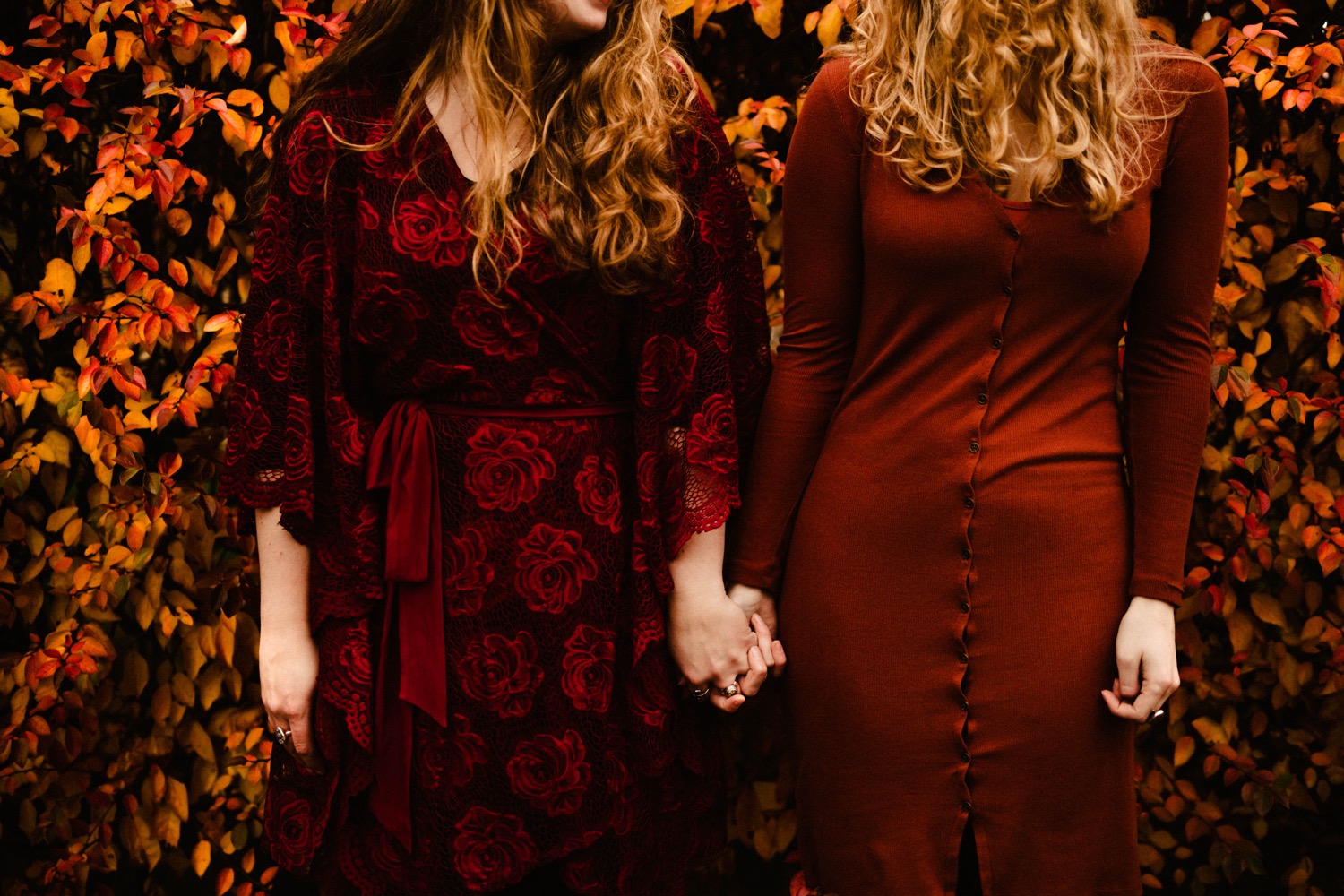 sisters holding hand fall family photos